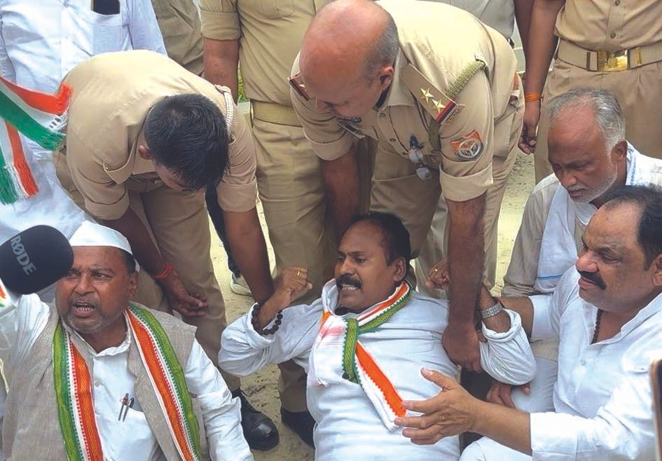 राहुल गांधी की गिरफ्तारी के विरोध में जौनपुर में कांग्रेस कार्यकर्ताओं का सत्याग्रह