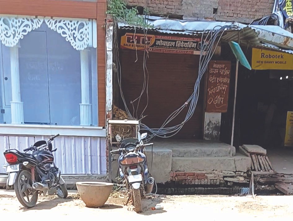 जौनपुर में खुला जंक्शन बॉक्स और दिखाई देते बिजली के तार