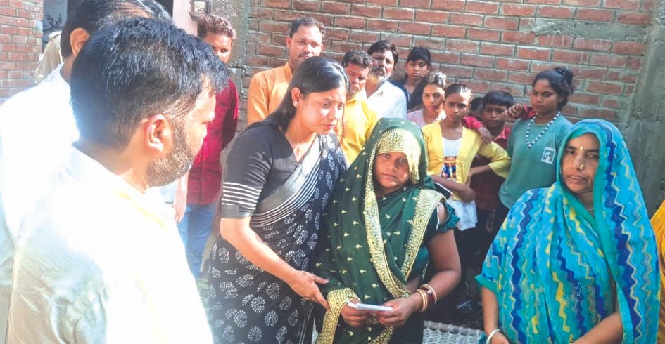 पीड़ित परिवार से मिलतीं सांसद प्रिया सरोज मासूम बच्ची हत्याकांड के पीड़ित परिवार से मुलाकात करतीं सांसद प्रिया सरोज