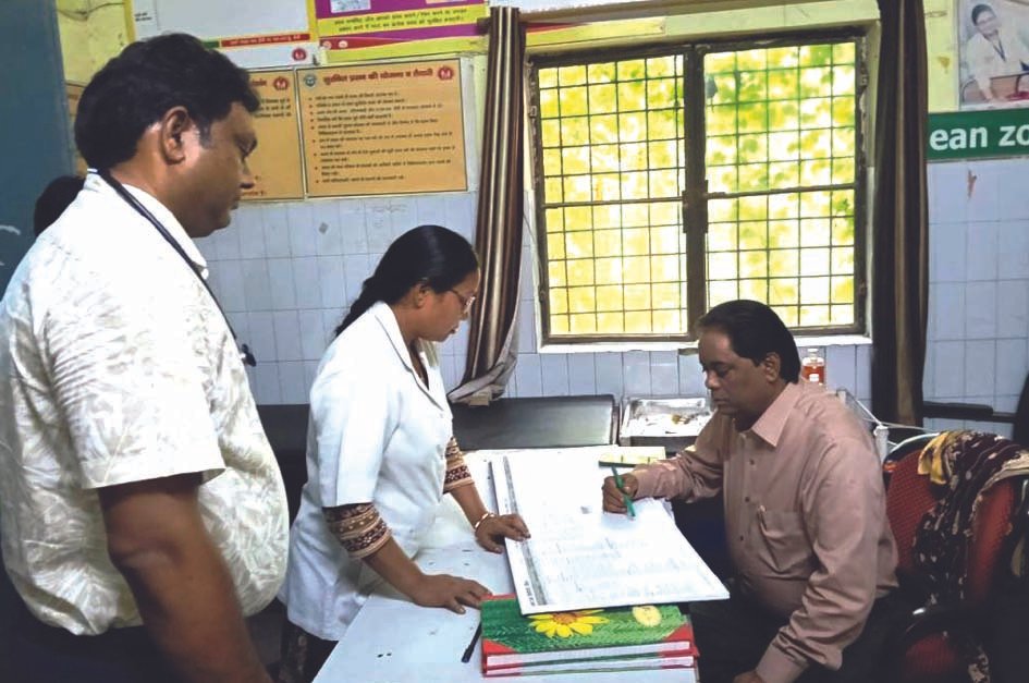 सीएचसी सतहरिया में निरीक्षण करते सीएमओ डॉ. गंगाराम गौतम