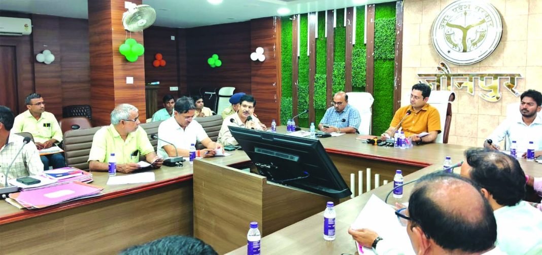 स्कूल बसों की समीक्षा बैठक करते डीएम जौनपुर में स्कूल बस सुरक्षा को लेकर समीक्षा बैठक की अध्यक्षता करते जिलाधिकारी