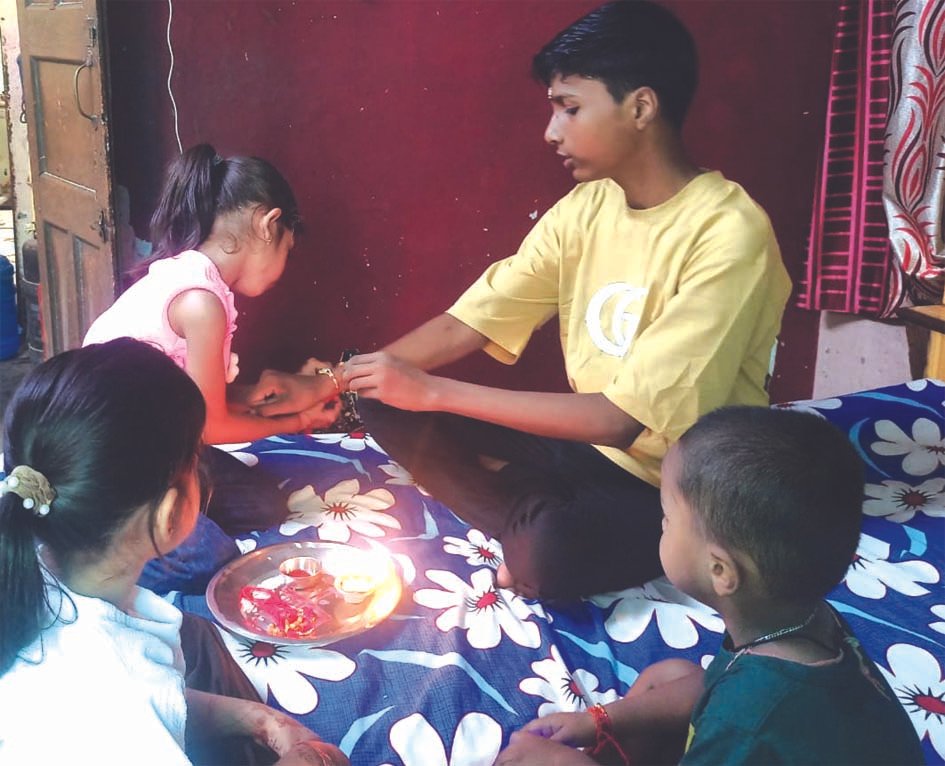हर्षोल्लास से मनाया गया रक्षाबंधन, बहनों ने भाइयों की कलाई पर बांधा रक्षासूत्र हर्षोल्लास से मनाया गया रक्षाबंधन, बहनों ने भाइयों की कलाई पर बांधा रक्षासूत्र