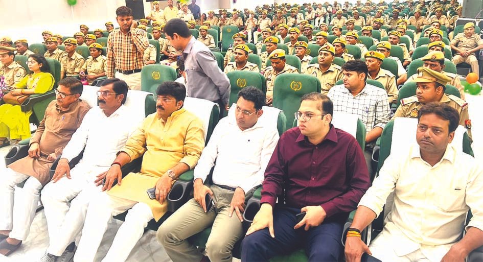 जौनपुर में पीआरडी जवान मुख्यमंत्री योगी आदित्यनाथ के कार्यक्रम का सजीव प्रसारण देखते हुए