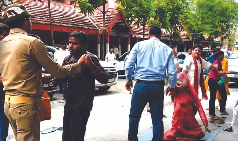 जौनपुर कलेक्ट्रेट परिसर में जमीन विवाद के बाद पुलिस की कार्रवाई