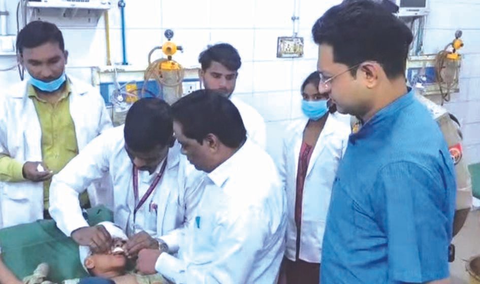 जौनपुर में तेज रफ्तार बस ने स्कूल वैन में मारी टक्कर, सात बच्चे घायल; वैन का पंजीकरण नहीं मिला