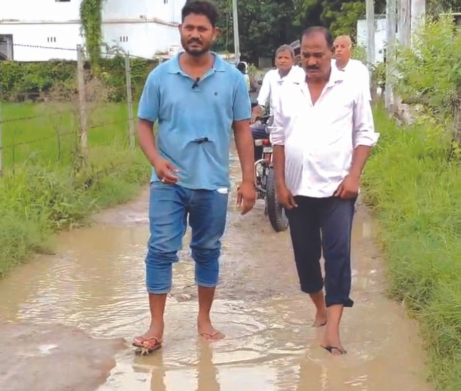 बदहाल सड़क के खिलाफ ग्रामीणों का प्रदर्शन बक्शा में बदहाल सड़क को लेकर प्रदर्शन करते ग्रामीण