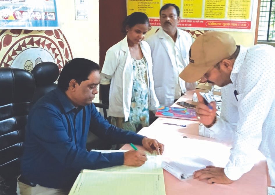 जौनपुर अस्पताल का औचक निरीक्षण जौनपुर में अस्पताल का औचक निरीक्षण करते सीएमओ