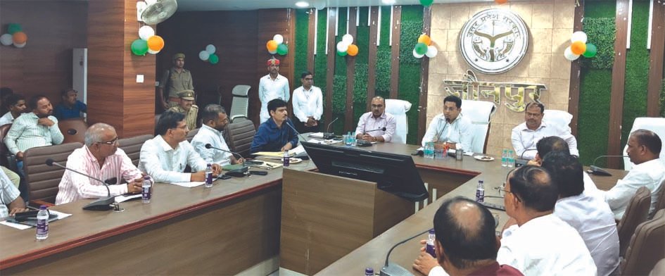 जौनपुर में स्कूली वाहनों की फिटनेस और सुरक्षा की समीक्षा करते अधिकारी