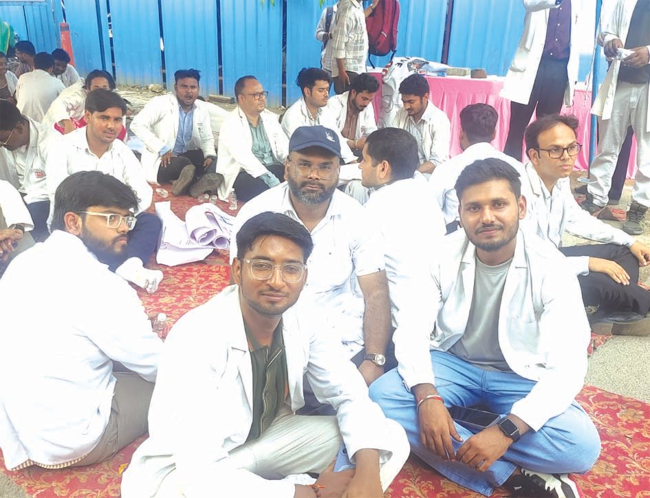 स्टाइपेंड बढ़ाने की मांग को लेकर एमबीबीएस इंटर्न्स का अनिश्चितकालीन धरना