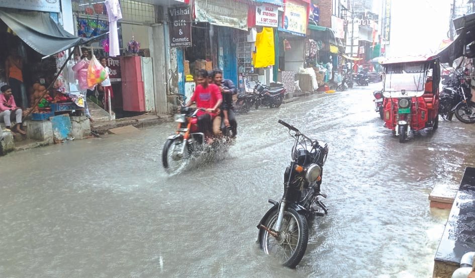 जौनपुर में मानसून की बारिश के बाद सड़क पर जलभराव