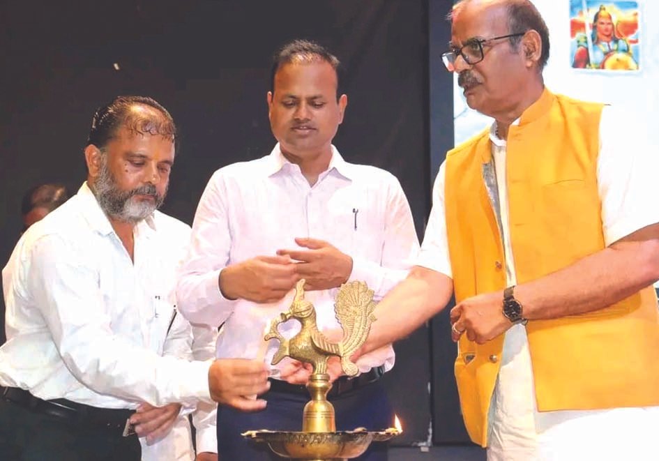 कहने के बजाय करने वाली सोच ही समाज को आगे ले जाती है : रवींद्र कुमार