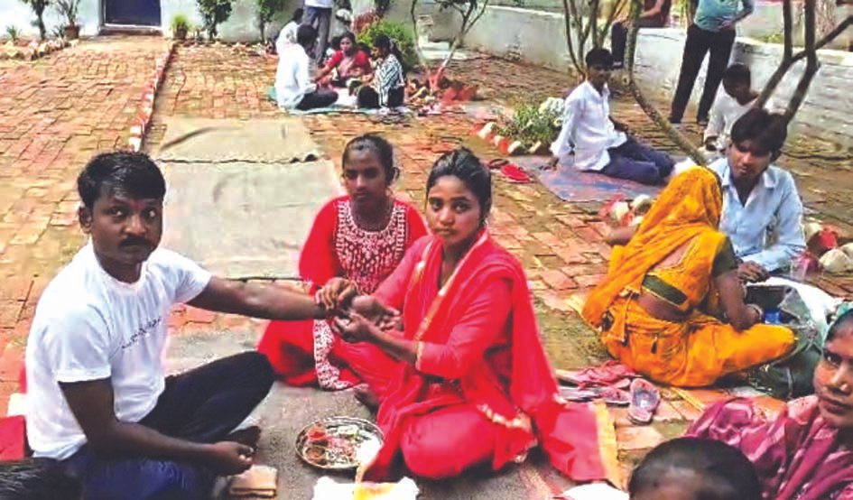 जेल में भाइयों की सूनी कलाई पर बहनों ने बांधा रक्षासूत्र, छलकीं आंखें जेल में भाइयों की सूनी कलाई पर बहनों ने बांधा रक्षासूत्र, छलकीं आंखें
