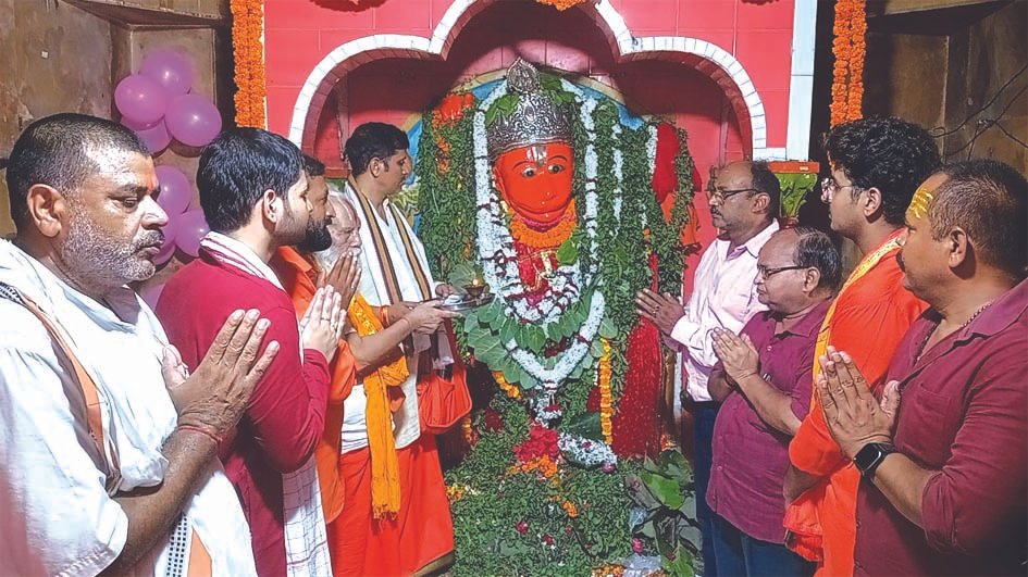 बुढ़वा मंगल जौनपुर हनुमान मंदिर बुढ़वा मंगल पर जौनपुर के हनुमान मंदिर में दर्शन के लिए श्रद्धालुओं की भीड़