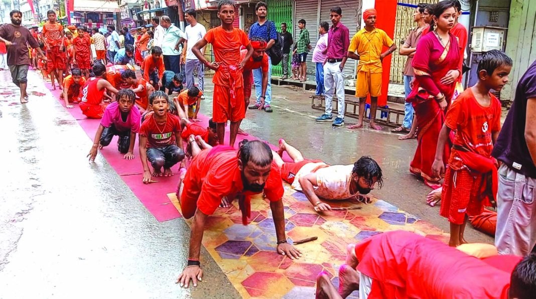 जौनपुर में नागपंचमी और सावन सोमवार पर शिव मंदिर में श्रद्धालुओं की भीड़