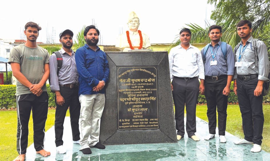 पीयू में नेताजी सुभाष चंद्र बोस को श्रद्धांजलि पूर्वांचल विश्वविद्यालय में नेताजी सुभाष चंद्र बोस की प्रतिमा पर श्रद्धांजलि देते एनएसएस स्वयंसेवक