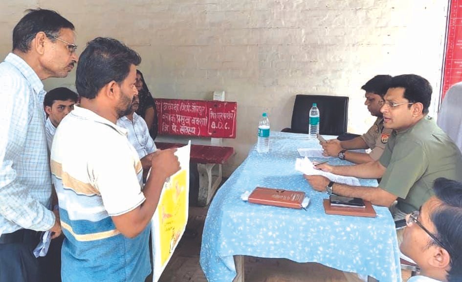 थाना समाधान दिवस में डीएम-एसपी ने सुनी फरियादियों की समस्याएं