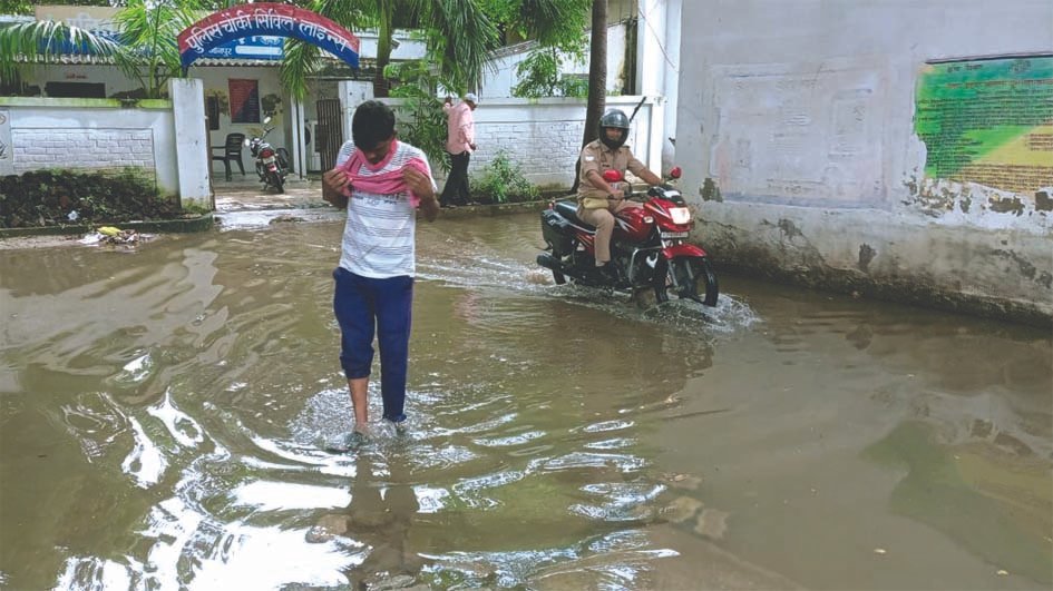जौनपुर कलेक्ट्रेट परिसर में बारिश के बाद हुआ जलभराव