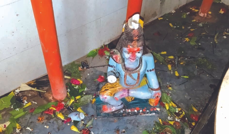 रतासी शिव मंदिर में तोड़फोड़ जौनपुर के रतासी शिव मंदिर में तोड़फोड़ के बाद क्षतिग्रस्त शिव प्रतिमा