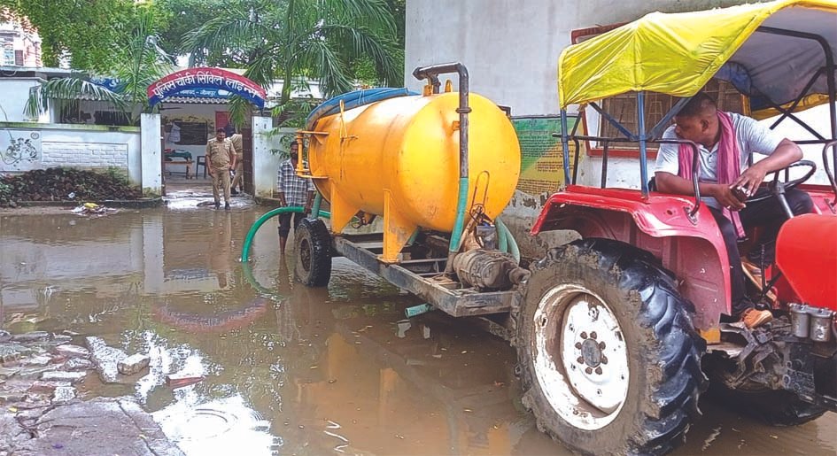 जौनपुर कलेक्ट्रेट परिसर में बारिश के बाद हुआ जलभराव