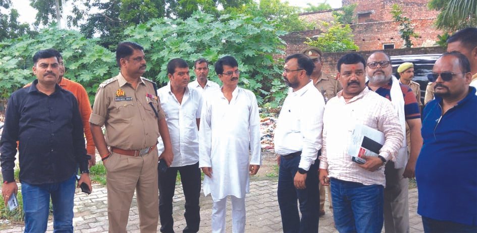पत्रकार आशुतोष हत्याकांड की जांच के लिए जौनपुर पहुंचे प्रेस परिषद सदस्य, घटनास्थल का किया निरीक्षण