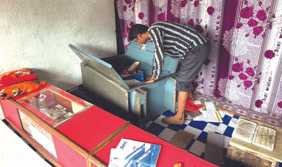 पुलिस चौकी से 500 मीटर दूर चार दुकानों के ताले टूटे