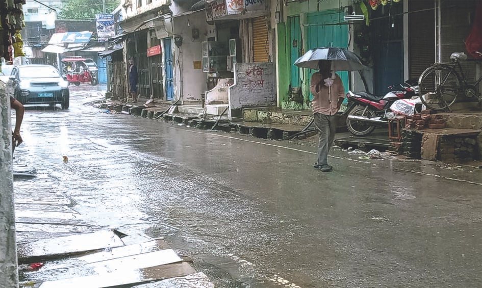 रातभर बारिश और गरज-चमक से जौनपुर बेहाल, कलेक्ट्रेट परिसर समेत कई इलाकों में जलभराव