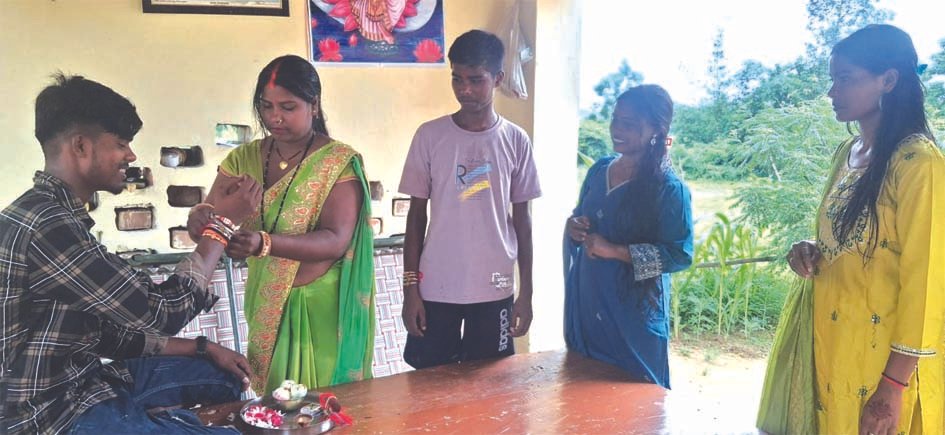 बहनों ने भाइयों की कलाई पर बांधी राखी, प्रेम और विश्वास का पर्व मनाया