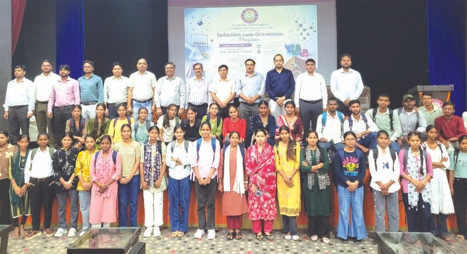 जौनपुर पूर्वांचल विश्वविद्यालय में दीक्षारम्भ कार्यक्रम में नवप्रवेशित विद्यार्थी