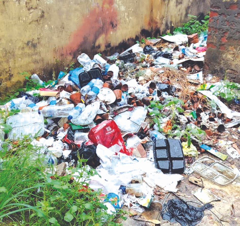 खुटहन ब्लॉक परिसर में फैली गंदगी और बंद पड़ा शीतल जल प्लांट