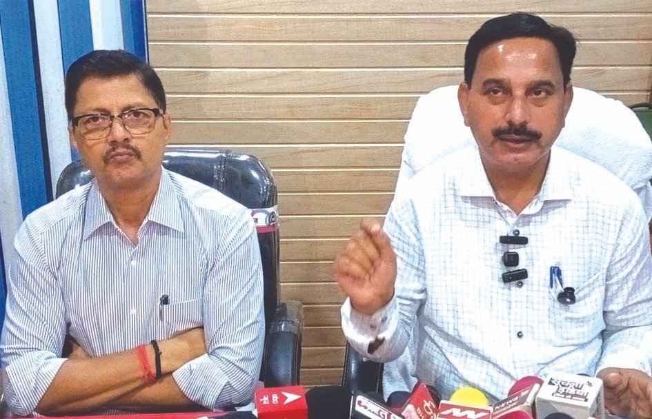रिश्वत के आरोप में एआरटीओ कार्यालय में औचक जांच, रजिस्ट्रेशन बाबू पटल से हटाए गए