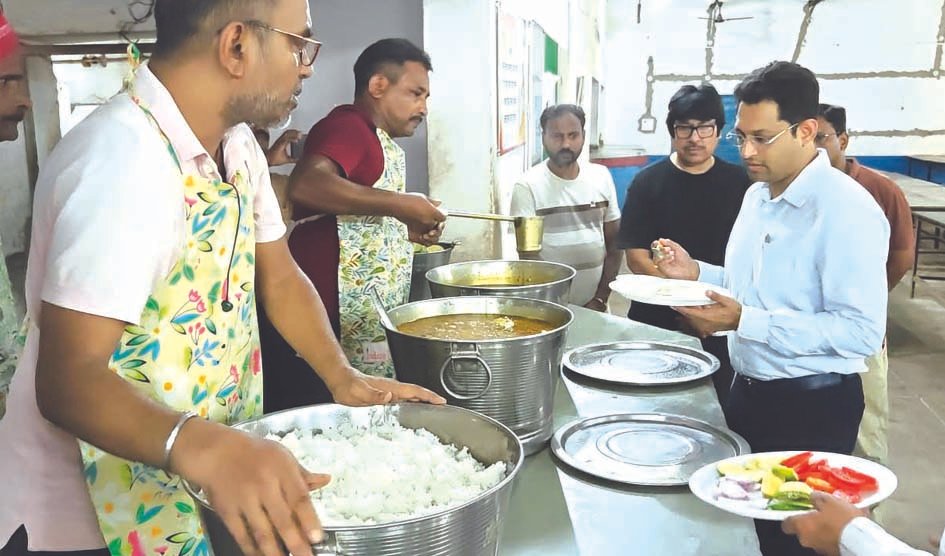 जिलाधिकारी ने जवाहर नवोदय विद्यालय मड़ियाहूं का किया औचक निरीक्षण जिलाधिकारी ने जवाहर नवोदय विद्यालय मड़ियाहूं का किया औचक निरीक्षण