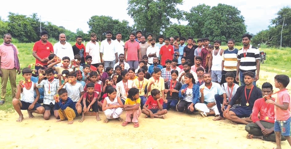 बौरई गांव ग्रामीण खेल प्रतियोगिता बौरई गांव में ग्रामीण खेल प्रतियोगिता के विजेता बच्चों को पदक देकर सम्मानित करते लोग