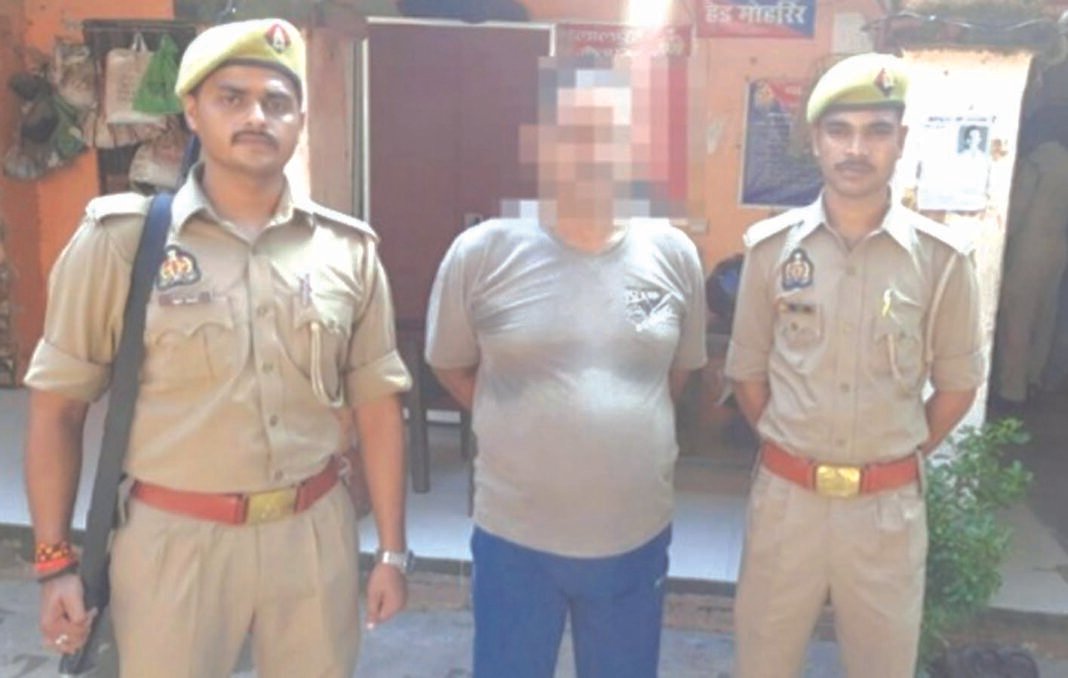 लूट के मामले में वांछित आरोपी गिरफ्तार, पुलिस की वर्दी बरामद
