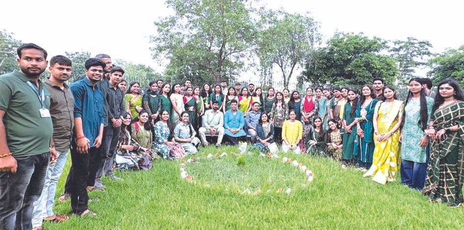 पूर्वांचल विश्वविद्यालय में गूंजा सावन का उल्लास, अरसला खानम ने जीती मेहंदी प्रतियोगिता