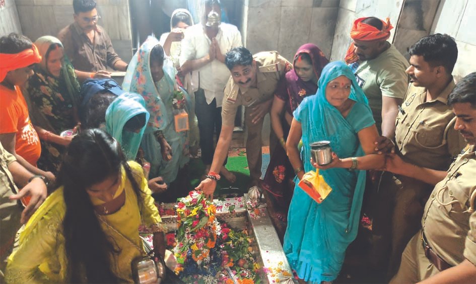 सुजानगंज के गौरीशंकर धाम में सावन सोमवार पर जलाभिषेक करते श्रद्धालु
