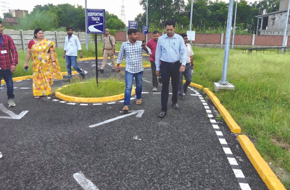 जिलाधिकारी ने ड्राइविंग ट्रेनिंग सेंटर का किया औचक निरीक्षण, अधिक शुल्क लेने की शिकायत पर जताई नाराजगी