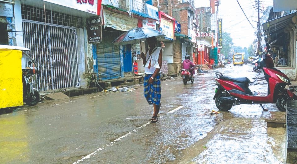 झमाझम बारिश से बदला जौनपुर का मौसम, गर्मी से मिली राहत