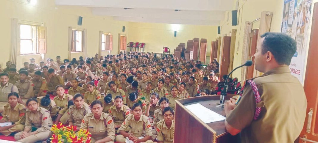 एनसीसी शिविर में कैडेटों को स्वच्छता और स्वस्थ खान-पान के प्रति किया जागरूक एनसीसी शिविर में कैडेटों को स्वच्छता और स्वस्थ खान-पान के प्रति किया जागरूक