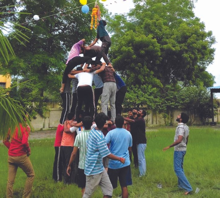 एकजुटता और निरंतर कर्म से लक्ष्य की प्राप्ति : कुलपति एकजुटता और निरंतर कर्म से लक्ष्य की प्राप्ति : कुलपति