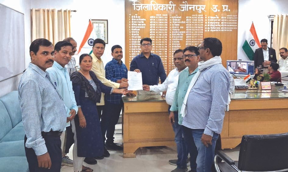 मानदेय बढ़ाने की मांग को लेकर तकनीकी सहायकों ने किया प्रदर्शन मानदेय बढ़ाने की मांग को लेकर तकनीकी सहायकों ने किया प्रदर्शन