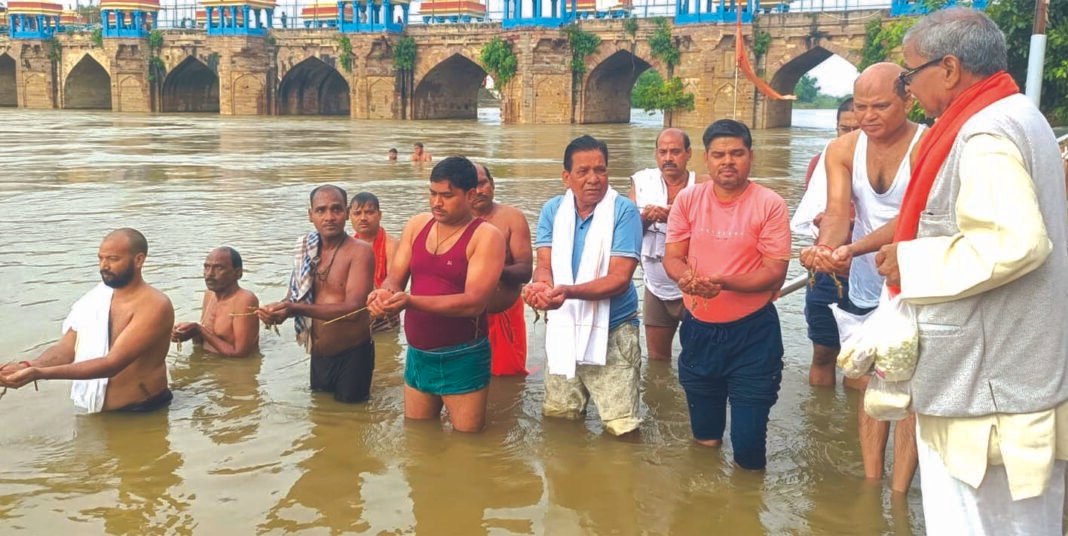 पितृ पक्ष शुरू, गोमती घाटों पर पूर्वजों को तर्पण देने उमड़े लोग
