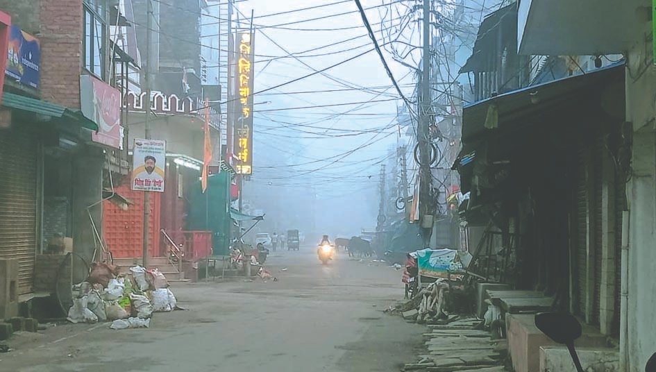 जौनपुर में घने कोहरे की चादर, सड़कों पर धीमी हुई वाहनों की रफ्तार