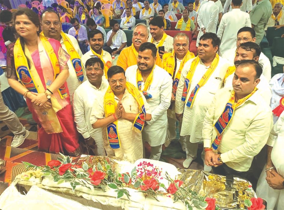 स्वर्णकार समाज और सर्राफा एसोसिएशन की नई कार्यकारिणी ने ली शपथ स्वर्णकार समाज और सर्राफा एसोसिएशन की नई कार्यकारिणी ने ली शपथ