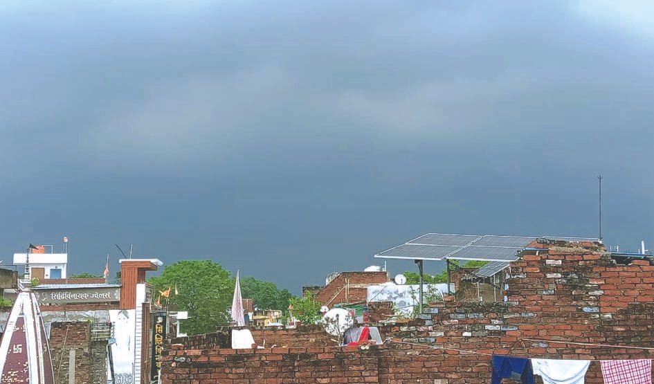 चार दिन बाद निकली धूप, शाम को घिरे बादल और जमकर हुई बारिश चार दिन बाद निकली धूप, शाम को घिरे बादल और जमकर हुई बारिश