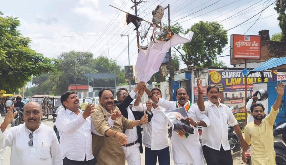 जौनपुर में मुख्य चुनाव आयुक्त के खिलाफ कांग्रेस का प्रदर्शन, पुतला फूंका