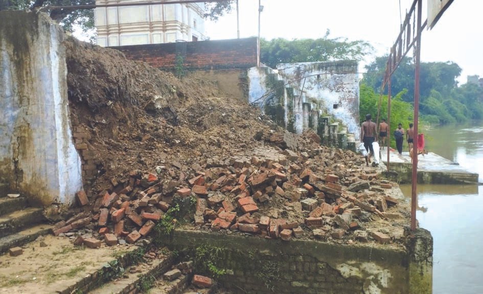 तेज बारिश में गिरी गोकुल घाट की जर्जर दीवार, टला बड़ा हादसा तेज बारिश में गिरी गोकुल घाट की जर्जर दीवार, टला बड़ा हादसा