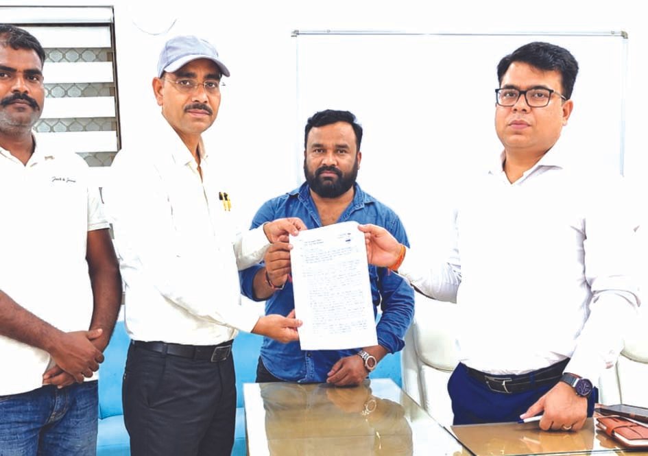स्वास्थ्य विभाग की अनियमितताओं की जांच की मांग, डीएम को सौंपा ज्ञापन स्वास्थ्य विभाग की अनियमितताओं की जांच की मांग, डीएम को सौंपा ज्ञापन