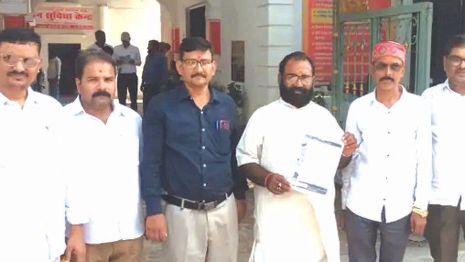 दो नाबालिग बहनों की बरामदगी की मांग को लेकर प्रदर्शन
