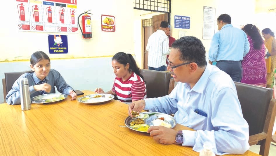 छात्राओं संग भोजन कर कुलपति ने परखी मेस की गुणवत्ता छात्राओं संग भोजन कर कुलपति ने परखी मेस की गुणवत्ता
