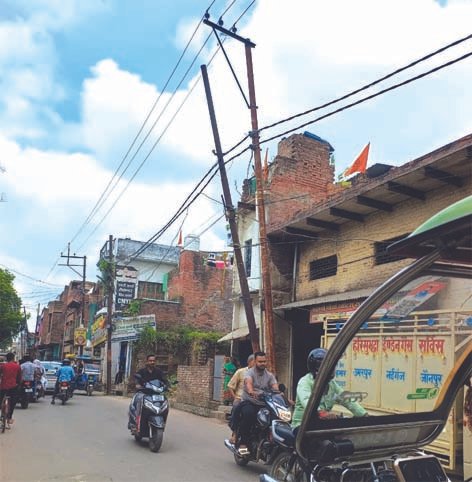 जर्जर बिजली पोल को रस्सी के सहारे टिकाया, हादसे का खतरा जर्जर बिजली पोल को रस्सी के सहारे टिकाया, हादसे का खतरा